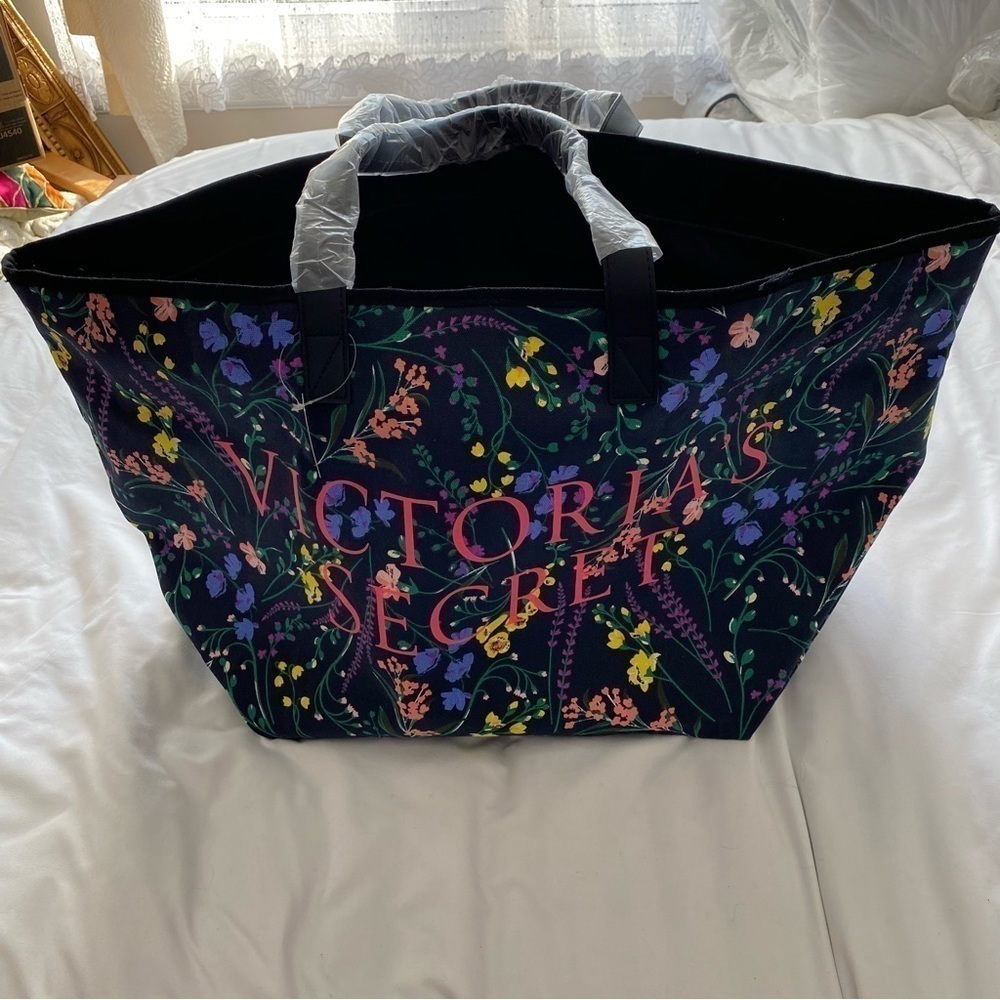 New w/Tag Victoriaβs Secret weekender beach flora print spacious bag - Picture 5 of 15